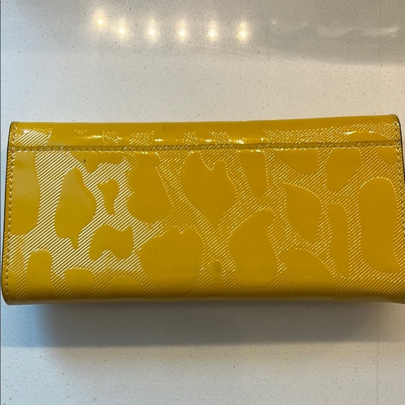 ๐ฅ๐ฅ๐ฅYellow Glossy Wallet with Subtle Pattern with excellent condition - Picture 8 of 11